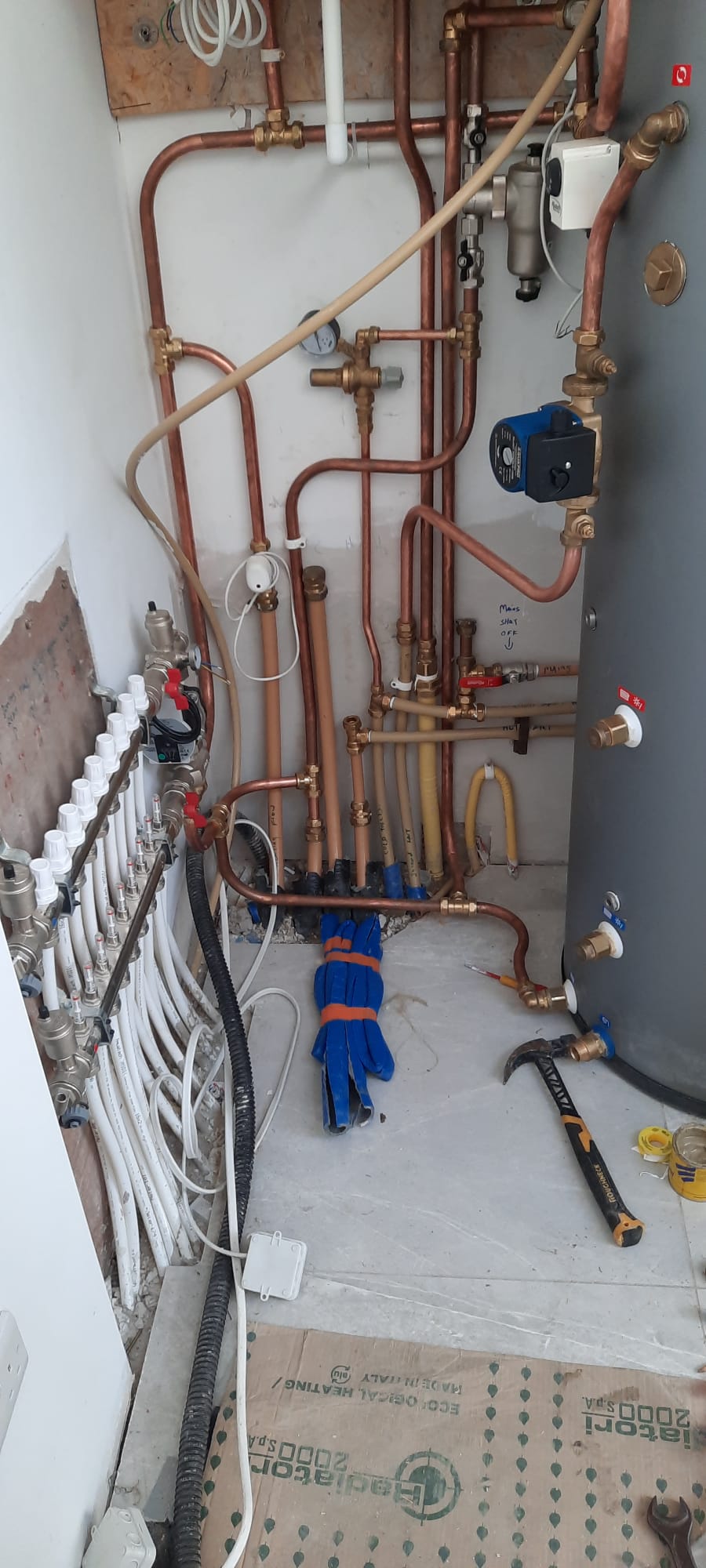 Cylinder, pump and underfloor manifold