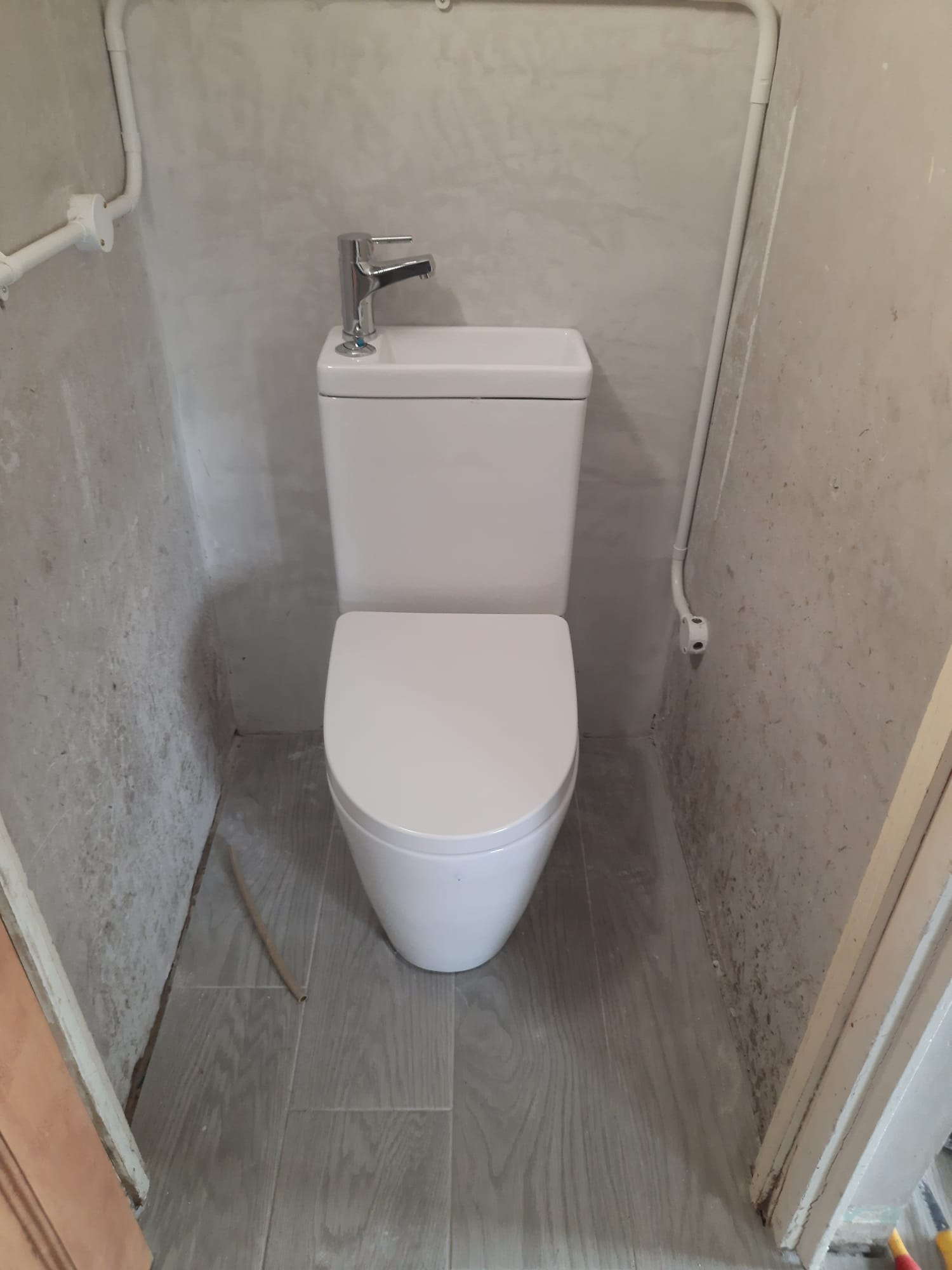 Space-saving WC with basin top