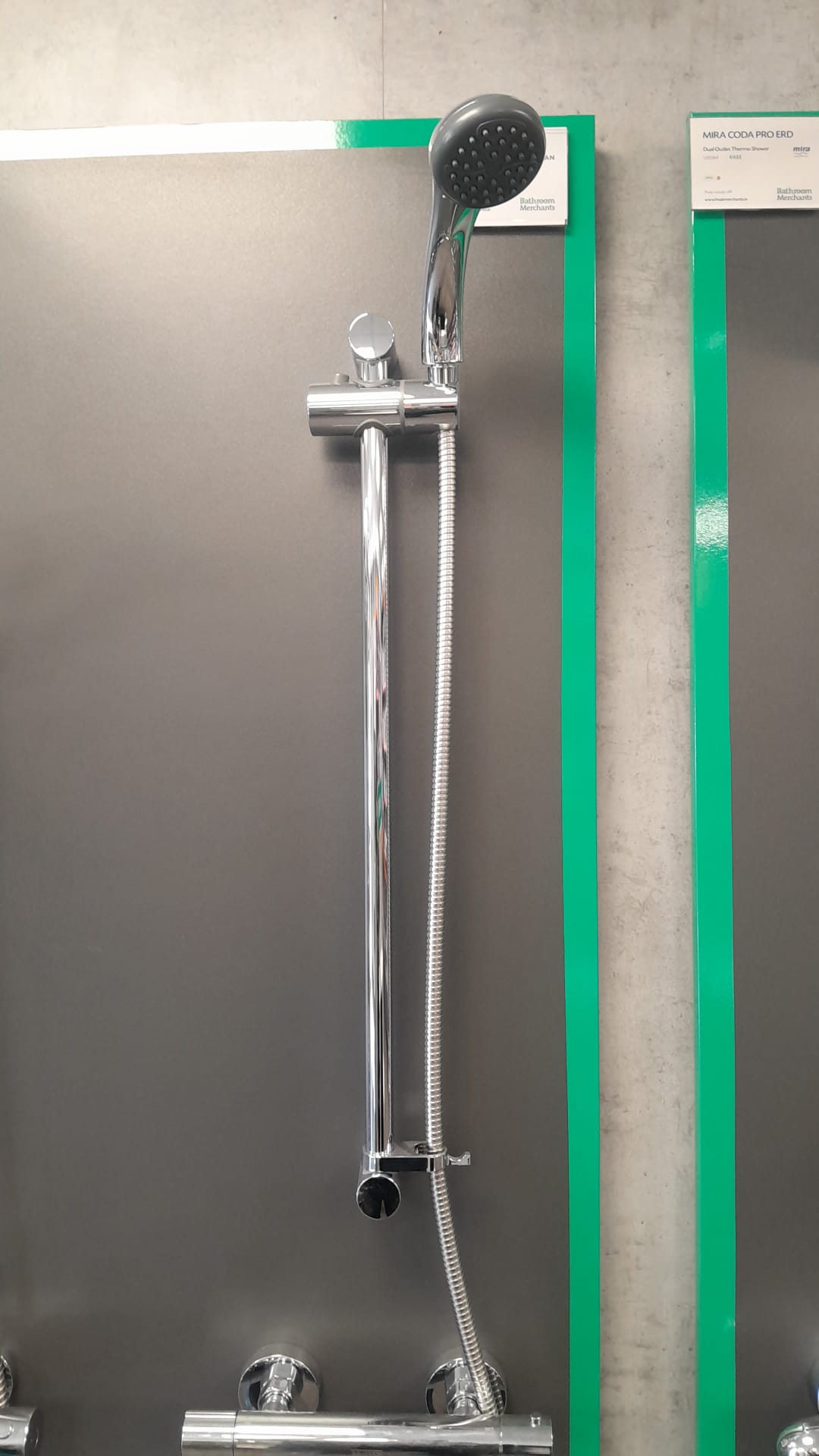 Thermostatic bar mixer and rail