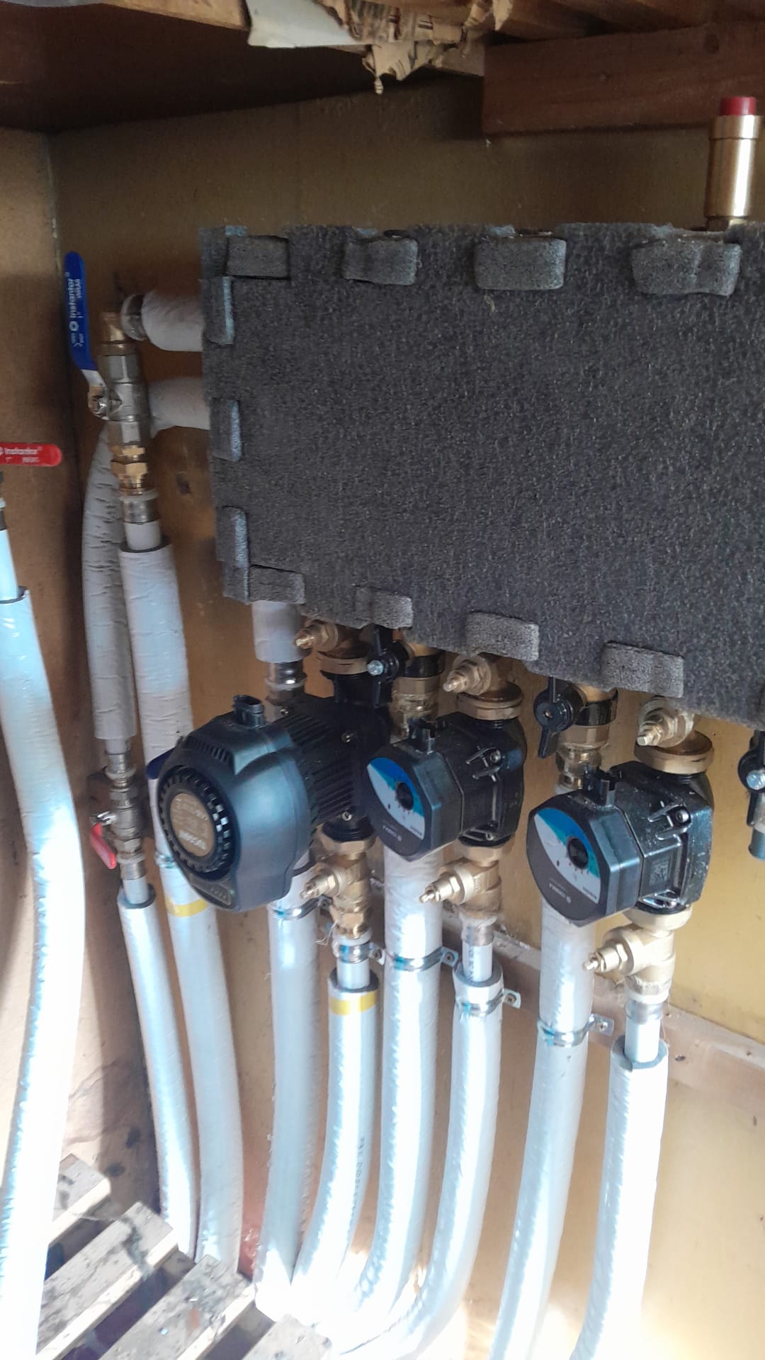 Pump set and zone valves