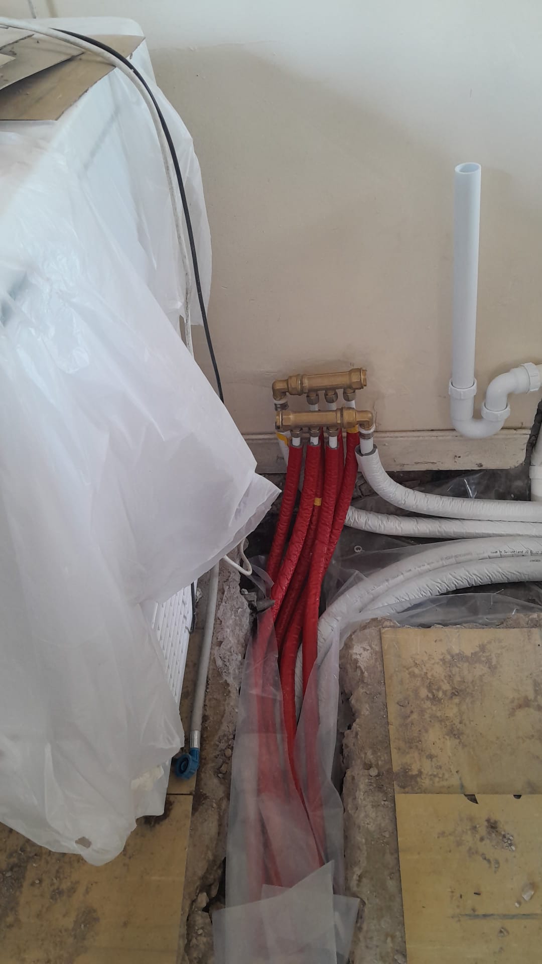 Manifold and insulated pipe runs